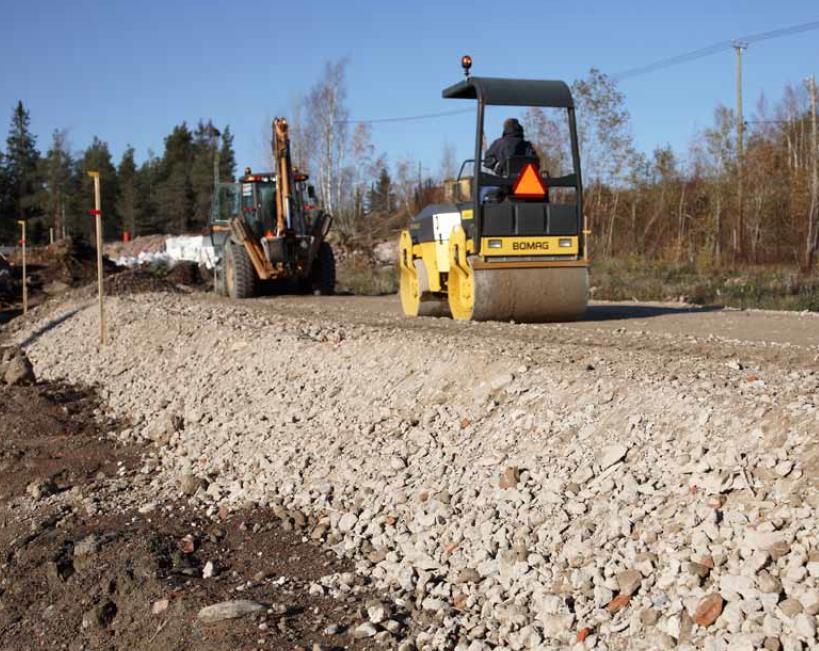 Kaikissa rakentamisen vaiheissa tulee välttää betonimurskeen lajittumista, koska se menettää kantavuuden ja kovettuvuuden.