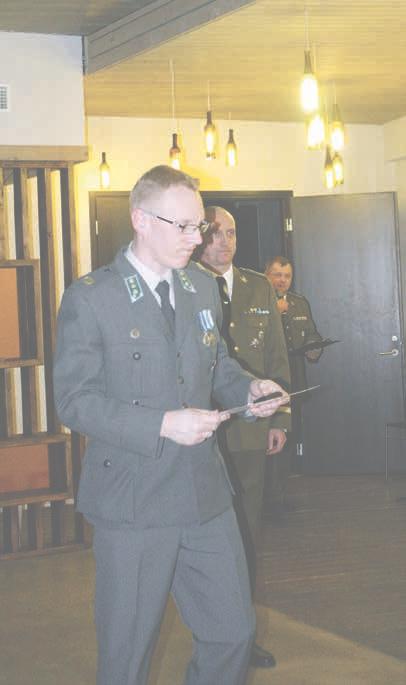 20 Alutaguse Malevin vuosipäiväjuhlaan Virossa 18.3.2017 Markku K. Toikka luovutti Kymenlaakson Reserviläispiirin pienoislipun majuri Arno Kodulle, vas. ja piirin standaarin majuri Ain Krodellille.