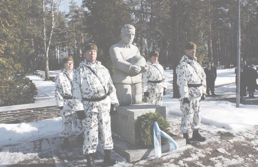 Jumalanpalveluksen jälkeen Seppo Pietarila ja Matti Nieminen ja laskivat seppeleen Karhunkankaan sankarimuistomerkille.