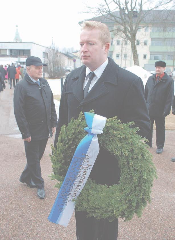 Jere Kujala ja prosenttiammunnan kunniakilpi.