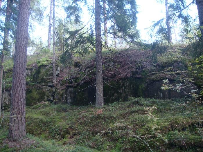 nassa useita sivuhaaroja sisältävä Fallbäckenin puro, joka laskee Storörsbottnet -lahdelle.