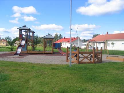 Koulurinteen pienalueella asuu 192 lasta, alueella on neljä leikkipaikkaa. Esitetään Näätäpolun- ja Havupolun leikkikenttien kunnossapitoa jatkettavaksi.
