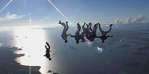 152 40 Freefly lentoasennot 40.9. Otteiden ottaminen ja isompi muodostelma head downissa. 40.3.7 Otteet Otteiden ottaminen hetukassa ei ole aina itsetarkoitus.