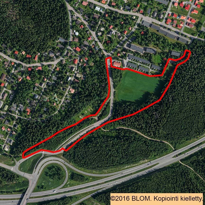 5 Ilmakuva vuodelta 2015. Suunnittelualue on rajattu karttaan punaisella. 2.1.2 Luonnonympäristö Kallio- ja maaperä Ilokkaanpuiston peltoaukea on melko tasainen.