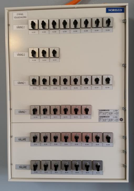 18 4 EINESTEHTAAN SAVUNPOISTOJÄRJESTELMÄ Työ alkoi siitä, että sain pääsuunnittelijalta Ville Koskiselta savulohkokaaviot ja puhaltimien, luukkujen ja savunhallintapeltien sijainnit.