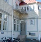 2. RAUTATIEASEMA, ASEMA-ALUE, 1905 Rautatieaseman alue edustaa vanhaa puu-kajaania ja sen rakennukset ovat museoviraston suojelemia. Asemarakennus valmistui 1905 arkkitehti G.