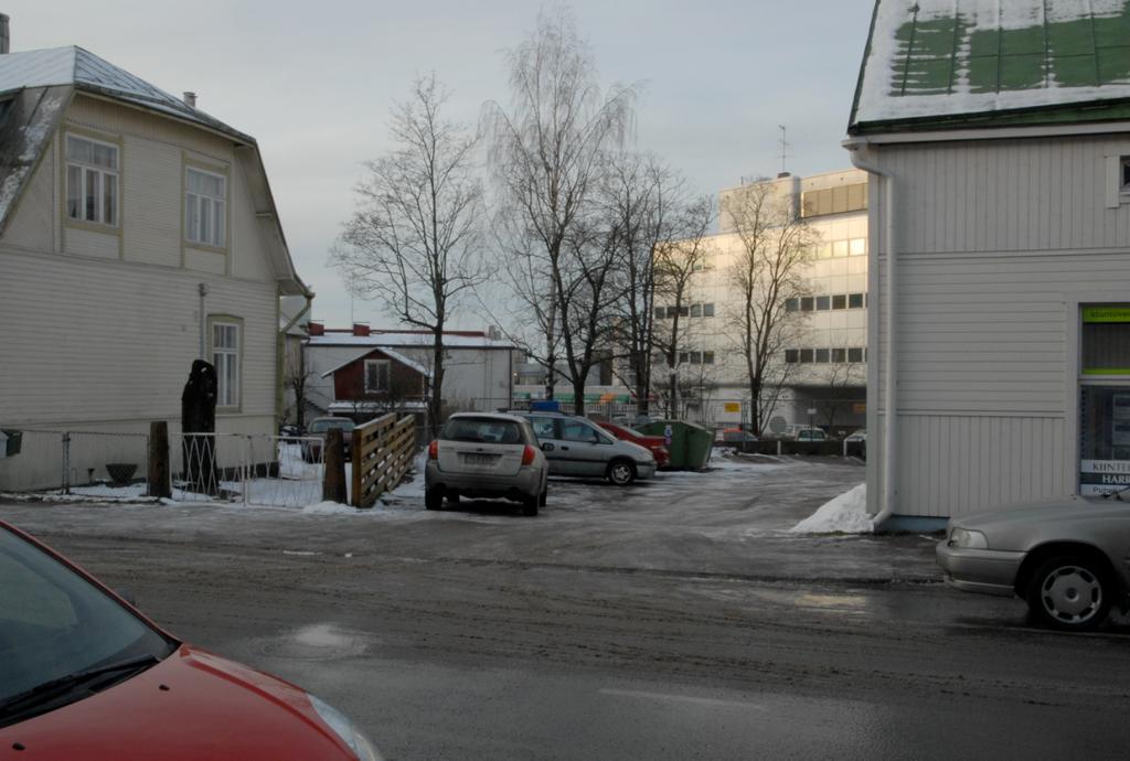 (Vihdinkatu 6, 444-463-4-219-L) Tontilla sijaitsee oletettavasti 1920-luvun lopulla rakennettu 1½-kerroksinen satulakattoinen asuintalo sekä yksikerroksinen liikerakennus.