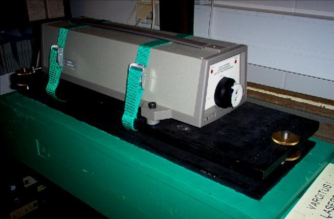 Liite 1 3 (18) Kuva b. Laserinterferometri on kalibrointijärjestelmän kaksitaajuuksinen laservalolähde. (Kuva H. Suurmäki) 3.