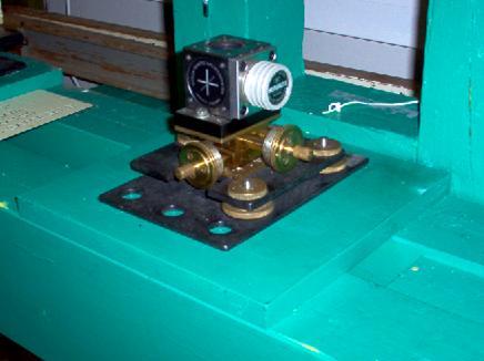 Liite 1 5 (18) 6. Alaheijastimen säätö Vaakapenkillä oleva alaheijastin (kuva d) kääntää laserin säteen 90 asteen kulmassa latan alaosaan. Osuva säde pitää olla suorana jatkeena latalle.
