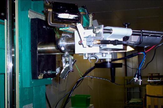 Liite 1 6 (18) 7. CCD-kamera CCD-kamera (kuva e) nostetaan komparaattorin puukehikon pystyrungon asennuslevyyn kiinni.