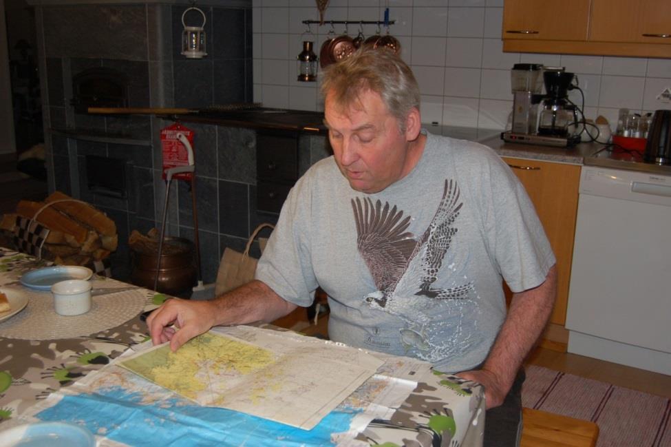 2 Ari Uusimäki on vähintään kuudennen polven ammattikalastaja; monipuolista verkko- ja rysäkalastusta. Vuonna 1979 oli ensimmäinen oma silakkarysä, vuonna 1984 ensimmäinen lohirysä.