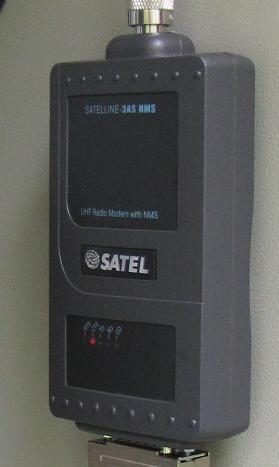 52 Kuva 21. Päivityksessä käytetty Satelline 3AS NMS -modeemi. Toimiessaan modeemit lähettävät diagnostiikkatietoa hallintaohjelmalle, joka voidaan tallentaa loki- tai trenditiedostona.