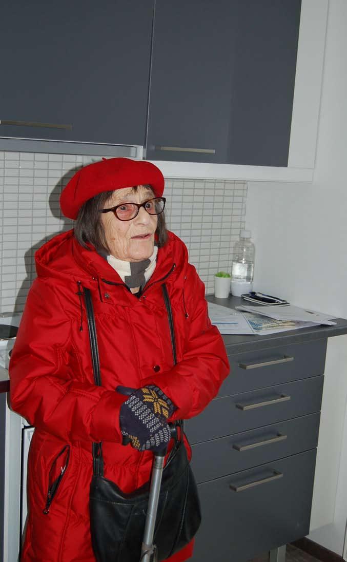 Elettiin kuitenkin sopuisasti, ja välillä paimennettiin toistenkin lapsia. Lapsille elinympäristö oli hyvä, ja leikkikavereita riitti, Anna muistelee.