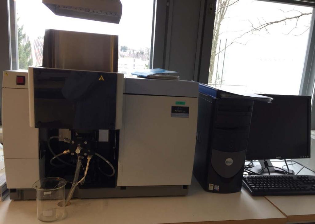 50 Kuva 12. PerkinElmer AAnalyst 400 atomiabsorptiospektrometri. 4.2.2 Häiriöt AAS menetelmissä esiintyvät häiriöt ovat spektraalisia, kemiallisia, fysikaalisia tai ionisaatiohäiriöitä.