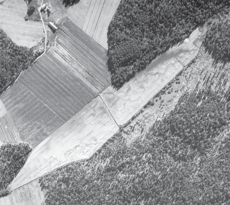 Kuva 26. Vuonna 1948 otetusta ilmakuvasta voidaan huomata, että uoma on ollut suoristettuna ennen 60-luvun perkausta, mutta vanhan uoman sijainti näkyy tummina jälkinä pellon pinnassa.
