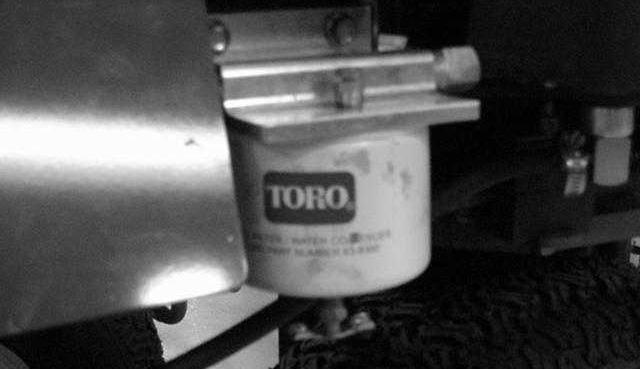 Hydraulijärjestelmän testiportit Testiporttien avulla testataan hydraulipiirien paine. Kysy lisätietoja paikalliselta Toro-jälleenmyyjältä. Testiportti nro (kuva 49) on eteenpäin ajon painetta varten.