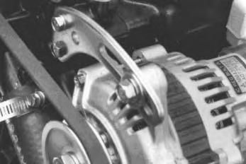 Hydraulipumpun hihna Uusi hydraulipumpun hihna tulee kiristää niin, että se joustaa mm hihnan puolivälistä 6,8 7,7 kg:n voimalla painettaessa.