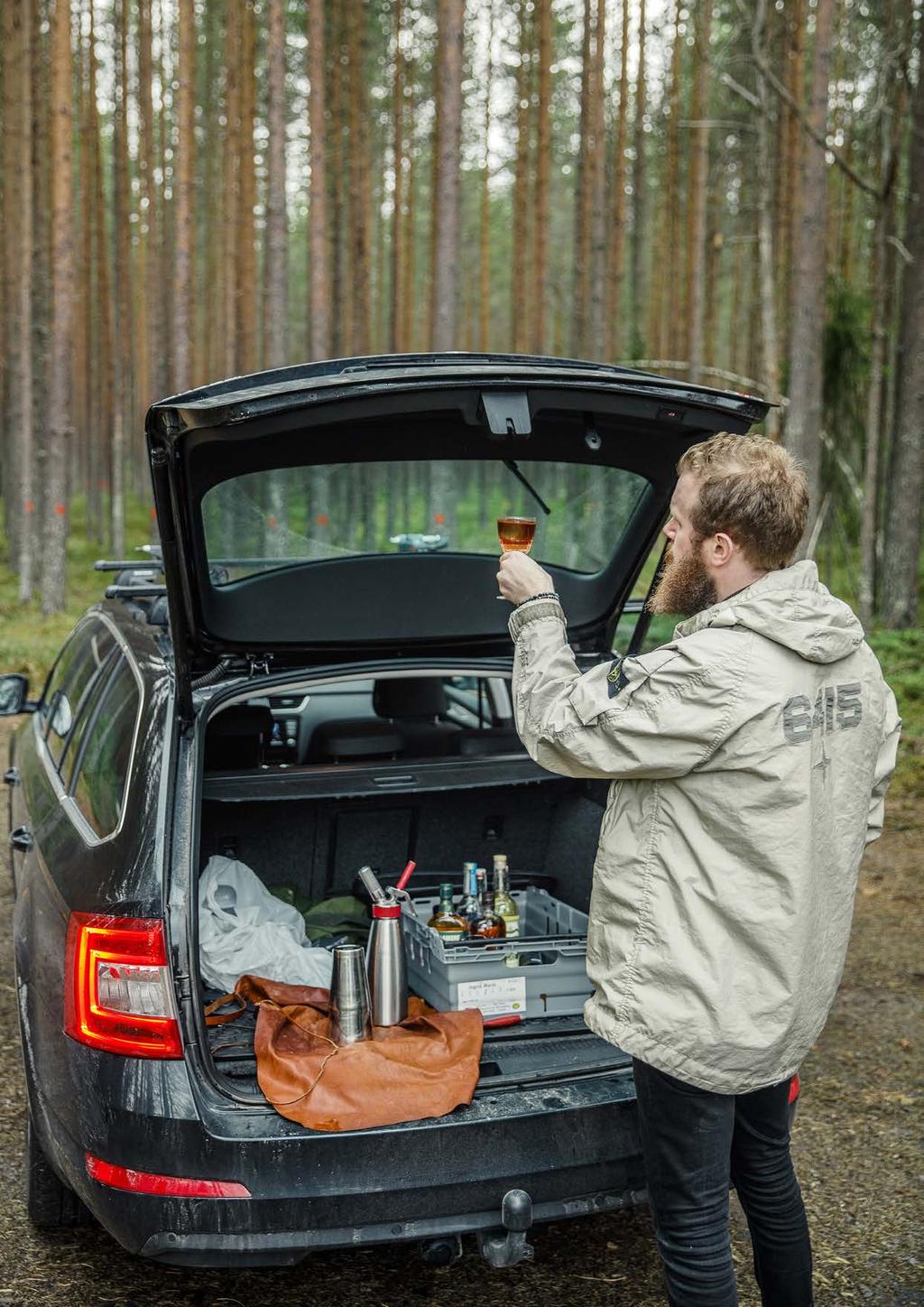 HAASTATTELU / EMIL ÅRENG HAASTATTELU / EMIL ÅRENG lanseerasi 60-luvulla juoman, jolle antoi nimeksi Royal Jelly. Se on sekoitus hunajaa, teetä, ginsengiä ja sitruunaa.