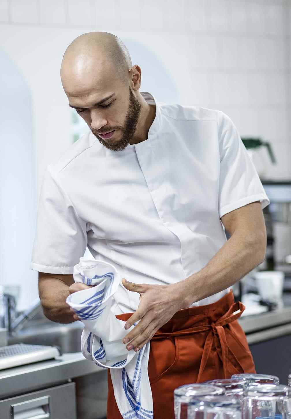 Hieman kapeampi slim fit -istuvuus. Piilonapitus, jossa painonapit. Pitkittäissaumat edessä ja takana Ripustuslenkki niskassa. Laatu: 65% polyesteriä ja 35% puuvillaa. Koot: C44 C60.