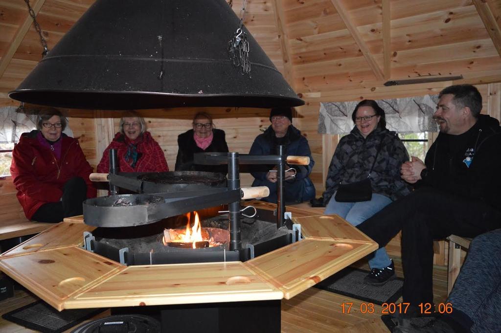Jumpassa oli kuminauhajumppaa, keppijumppaa ja tuolijumppaa. Vesijumpassa oli mukana po tkyla toisena pa iva na sangon kansi. Ka vimme loman aikana tutustumassa omilla autoillamme Salon keskustaan.