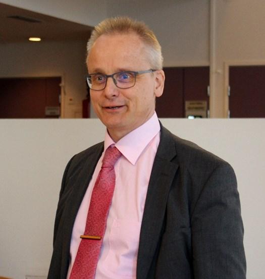 Saimme kunniavieraaksi HUS:in Harvinaissairauksien yksiko n osastonylila a ka ri Mikko Seppäsen. Seppa nen kertoi, etta kaikilla yliopistosairaaloilla on jo harvinaissairauksien yksikko.