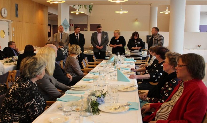 Koska yhdistyksemme on valtakunnallinen ja tilaisuuden vieraat olivat ympa ri Suomea, meille esiteltiin hallitus ja muut ta rkea a tyo -