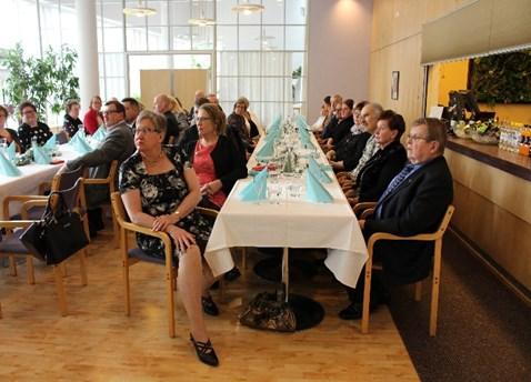 Hallitukseen kuuluvat edellisten lisa ksi myo s tiedottaja Krista Sa vilahti ja vertaistapaamiskoordinaattori Ritva Helin. Valitettavasti he eiva t pa a s- seet paikalle.