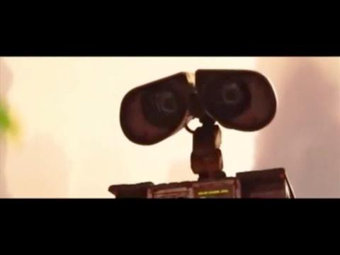 Kohtauksessa leikataan Wall-E:n silmien ja kasvin kesken lähikuvia, mikä inhimillistää robottia, kun hänen silmänsä liikkuvat hämmästyksestä ja ihailusta.