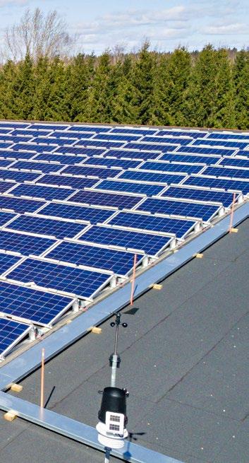 Reaaliaikaista seurantaa Palokan yhtenäiskoulun aurinkosähkötuotantolaitoksessa on 385 aurinkopaneelia.