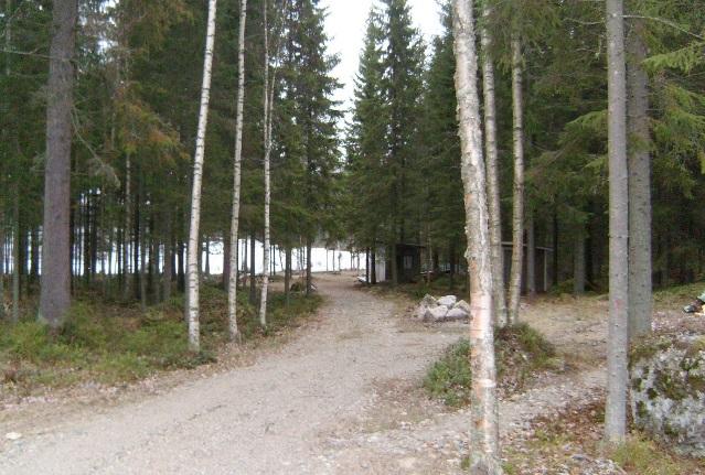 paloittelupaikka sekä muita ulkorakennuksia sekä venelaitureita. Suunnittelualueella on hyvä paikallis- ja metsätieverkosto.