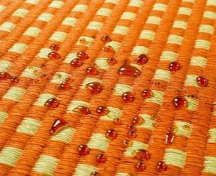Mattojen hoito Softcare Mattosuoja 500 ml ja 300 ml Softcare Mattosuoja on turvallinen ja helppokäyttöinen mattojen suoja-aine, joka sopii kaikenlaisille tekstiilimatoille villasta silkkiin, samoin