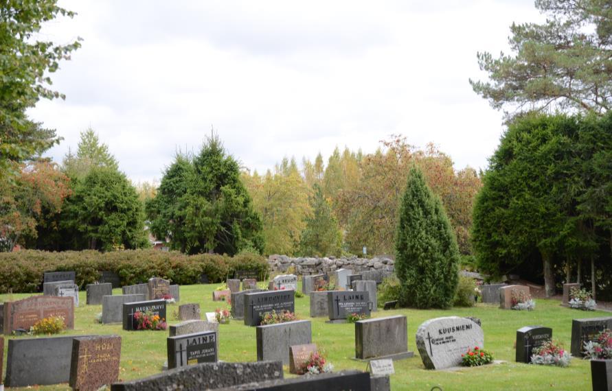 Useat hautausmaita kiertävistä kuusiaidoista on istutettu 1930-40 luvuilla ja ne luovat arvokkuutta ja rauhallisuutta hautausmaalle.
