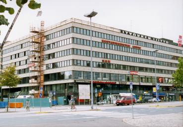 Tapani Kautto ja Pekka Kainulainen. tajien lakon aikana tapahtunut. Vastuumme on sen vuoksi erittäin suuri, koska lakko johtaisi helposti lainsäädännöllisiin toimiin lakkorajoitusten säätämiseksi.