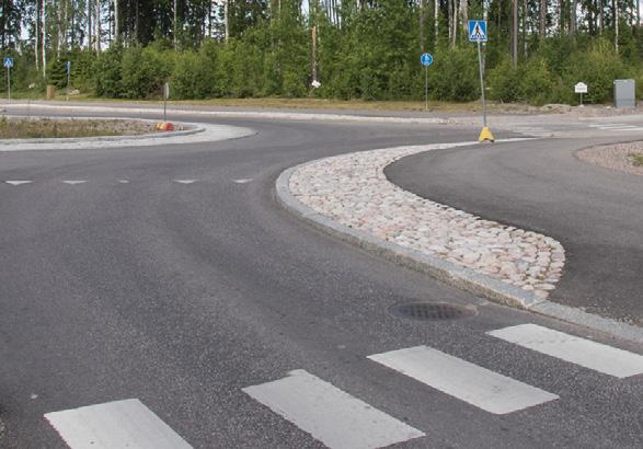 Kulkuyhteydet Helsinkiin ja Helsinki-Vantaan lentokentälle ovat mainiot; bussiin voi hypätä Epinkoskentien pysäkiltä ja kävelymatkan päässä Leinelässä on kehäradan juna-asema.