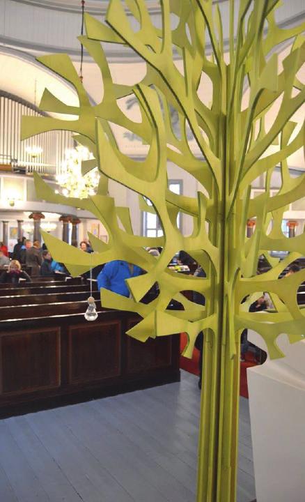 Kastepuu Lapuan tuomiokirkossa Seurakunnassamme on käytössä kastepuu. Kastepuu tekee näkyväksi ilon jokaisesta uudesta seurakuntalaisesta ja seurakuntayhteydestä.