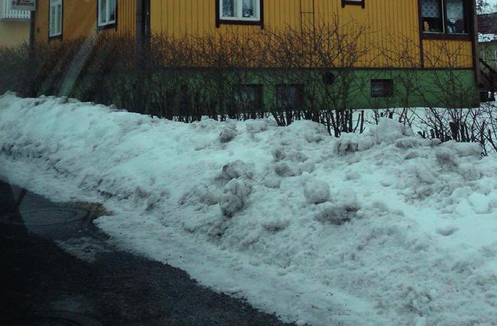 3 Rakennettu ympäristö Suunnittelualue sijaitsee Seimenkadulla, jonka varrella on eri-ikäisiä pientaloja. Tontin 4457-2 pinta-ala on 1234 m².