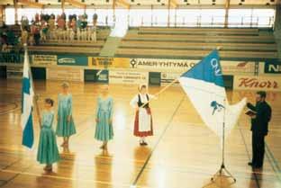 Voimistelutapahtumaan kuuluivat tietysti kenttäohjelmat. Temppeliaukion kirkossa ONV:n tytöt esiintyivät Kannelkuoron konsertissa.