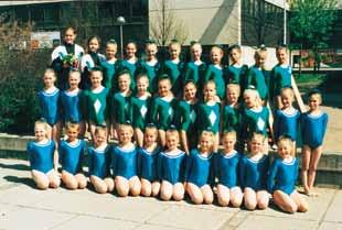 1994-1996 Maaliskuussa 1994 Piian ja Johannan tytöt esiintyivät voimisteluseura Stockholms flickorna -seuran 25-vuotisjuhlanäytöksessä Tukholmassa.