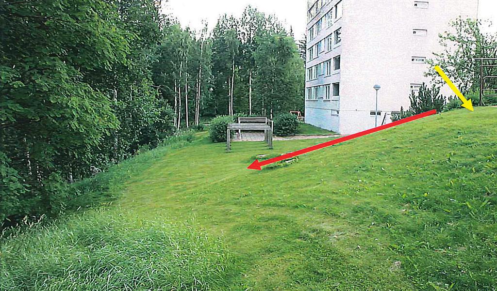Liite 3. Vuonna 2011 sattunut kuolemaan johtanut tapaturma sk ( ke im º n 14 ääri ) Kuva 5. Poliisin kuva onnettomuuspaikalta.