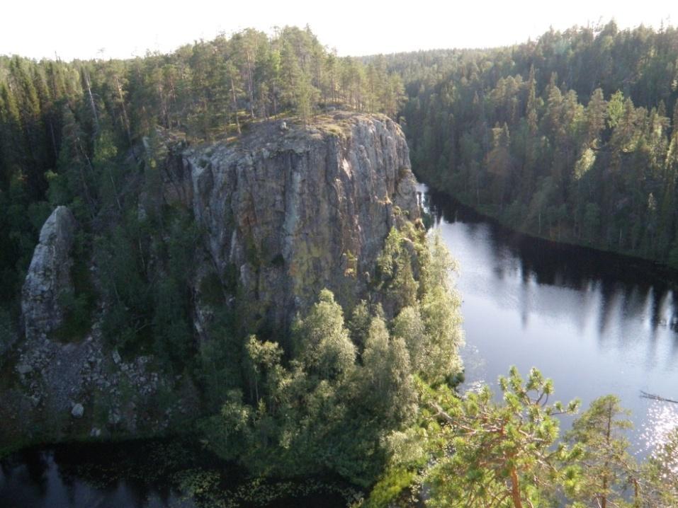 kalliomuodostelma Oulankajokeen yhtyvän Aventojoen varrella (Kuvio 4).