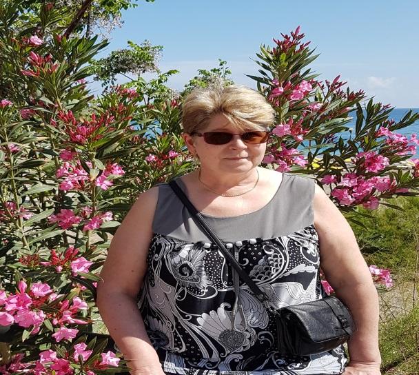 Hallituksen uudet jäsenet RIITTA PUSKA Olen keski-ikäinen Lapissa syntynyt ja Lapissa ikänsä elänyt nainen. Perheeseeni kuuluu mies ja kaksi aikuista poikaa, jotka molemmat ovat muuttaneet omilleen.