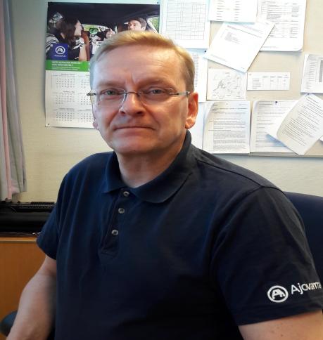 Koulutukseltani olen liiketalouden tradenomi (AMK). Lisäksi olen suorittanut taloushallinnon ammattitutkinnon ja markkinointitutkinnon. Pidän matkustamisesta, joten vuosittain tulee käytyä ulkomailla.