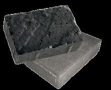 Herraskartanokivi valmistetaan läpivärjätystä betonista ja sen reunat tehdään rosoisiksi.