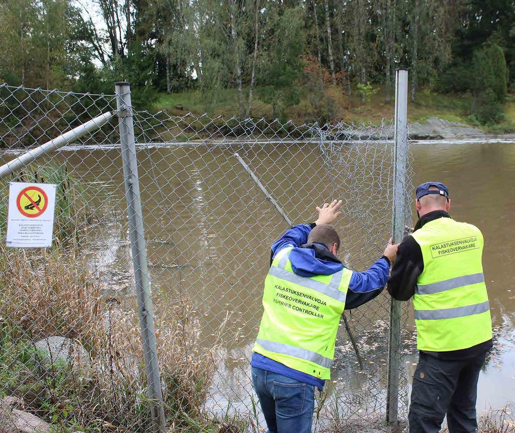 45 Kuva 58. Kalastusoikeudelle on useita paikallisia ja ajallisia rajoituksia, jotka voivat olla vaikeaselkoisia. Usein neuvonta ja opastus ovat kalastuksenvalvonnassa riittävät toimenpiteet.