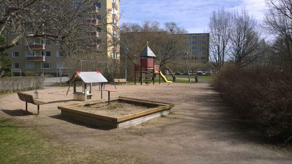 Tampereen kaupungin viherpalveluohjelman 2012-2020 leikkipaikkaohjelman mukaan Kalevassa poistettavia leikkipaikkoja ovat: - Kalevan keskuspuisto 4 (aitaus) (lähileikkipaikka) P - ja Pellervonpuiston