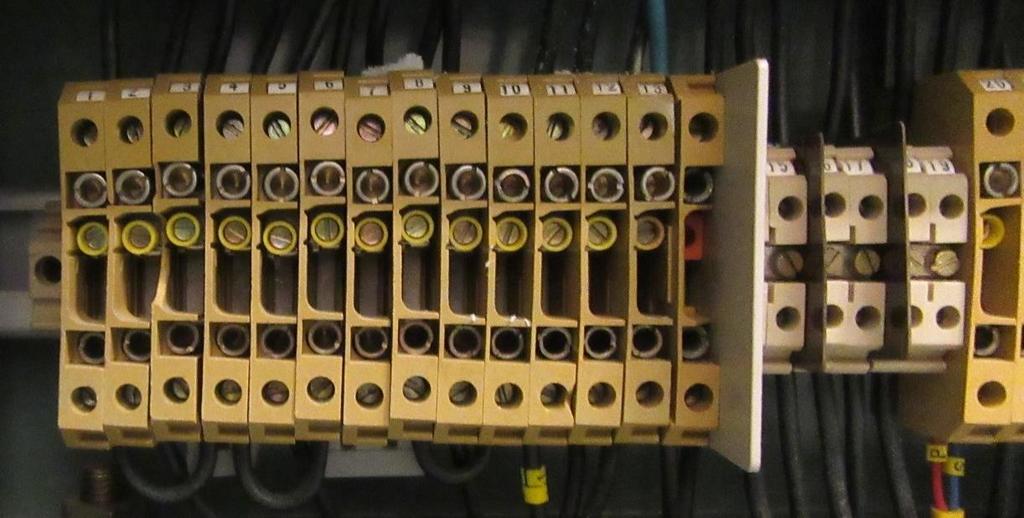 55 10.2 Riviliittimet Riviliittimet ovat toimintakuntoisia eikä pahempia jälkiä näy, mutta olisi suositeltavaa vaihtaa ne releiden vaihdon yhteydessä.