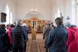 Kuressaaren pyhän Nikolaoksen kirkossa osallistuimme palveluksiin, joissa matkan kuorolaiset lauloivat kanttori Minna Jokisen johdolla. Liturgian päätteeksi meille oli katettu kauniit kirkkokahvit.