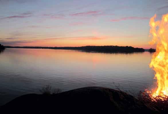 ARKENA s. 9-24 Jos ihminen ei avaa oveaan, niin aurinko ei ole sammunut, vaikka talo ei saakaan valoa.
