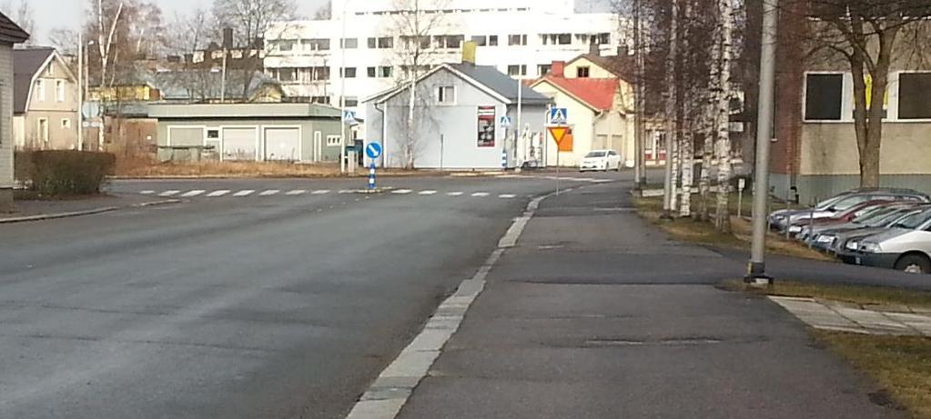 Esko Aaltosen kadulla ajoradan pohjoispuolella on leveä ja asfaltoitu jalankulkuväylä. Eteläpuoleinen jalankulkuväylä on sorapintainen. Kuva 32.