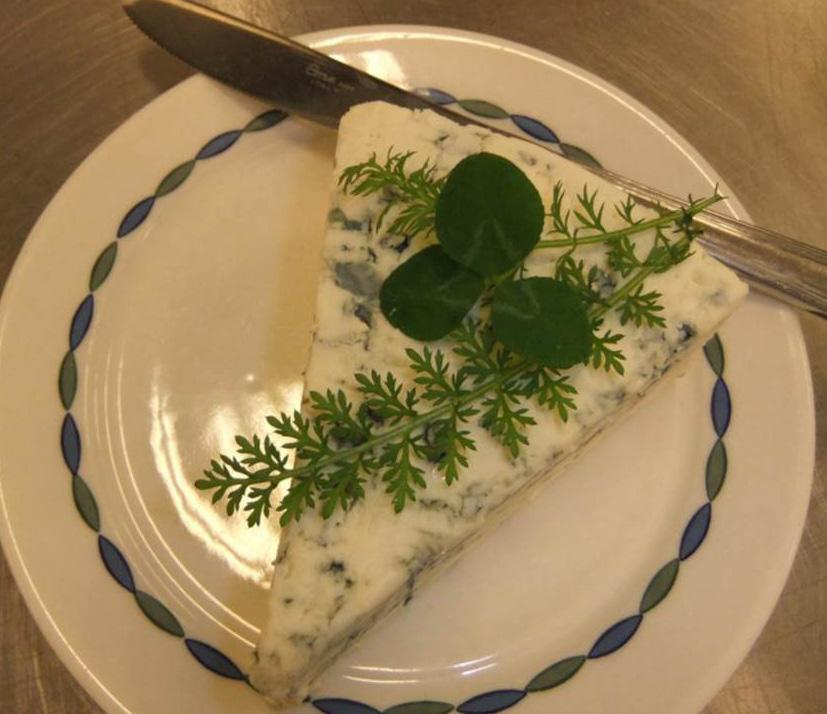 Luonnonkasveilla maustettua juustoa, annoskoristeena apilan ja siankärsämön lehdet. Kuva Eija Vuorela. UUSELINTARVIKEASETUS UUDISTUI LUPAMENETTELY MUUTTUU VUONNA 2018